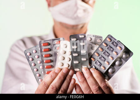 Doctor holding ampoules avec de la drogue dans les mains Banque D'Images