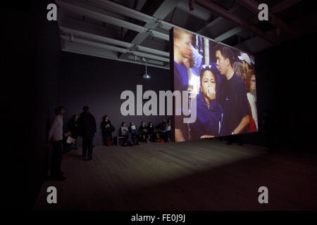 New York, NY, USA. 3 Février, 2016. Une installation montrant les visages des gens réagir aux événements du 11 septembre sur l'affichage à l'Astro, bruit la première exposition solo de l'artiste Laura Poitras au Whitney Museum of American Art à New York City le 3 février 2016. Poitras, cinéaste, artiste et journaliste bien connu pour aider à briser l'histoire d'Edward Snowden, Programme de drones prison de Guantanamo Bay, d'occupation et de la torture. Crédit : Adam Stoltman/Alamy Live News Banque D'Images