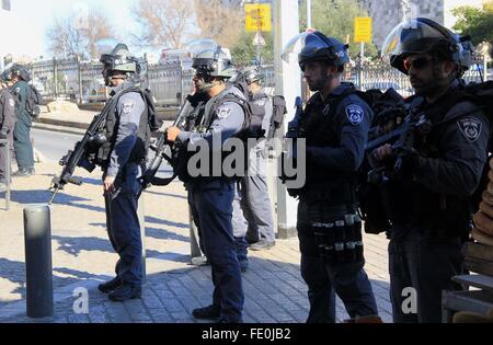 Jérusalem, Jérusalem, territoire palestinien. 3, 2016. Gardes frontière israéliens montent la garde à la suite d'une attaque par trois assaillants palestiniens à la Porte de Damas, une entrée principale de la vieille ville de Jérusalem le 3 février 2016. Trois Palestiniens armés d'une arme à feu, de couteaux et d'explosifs ont attaqué la police israélienne à l'extérieur de la vieille ville de Jérusalem, faisant au moins deux femmes policiers grièvement blessé et les assaillants abattu, la police et les infirmiers dit Crédit : Mahfouz Abu Turk/APA/Images/fil ZUMA Alamy Live News Banque D'Images