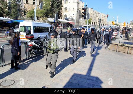 Jérusalem, Jérusalem, territoire palestinien. 3, 2016. Gardes frontière israéliens montent la garde à la suite d'une attaque par trois assaillants palestiniens à la Porte de Damas, une entrée principale de la vieille ville de Jérusalem le 3 février 2016. Trois Palestiniens armés d'une arme à feu, de couteaux et d'explosifs ont attaqué la police israélienne à l'extérieur de la vieille ville de Jérusalem, faisant au moins deux femmes policiers grièvement blessé et les assaillants abattu, la police et les infirmiers dit Crédit : Mahfouz Abu Turk/APA/Images/fil ZUMA Alamy Live News Banque D'Images