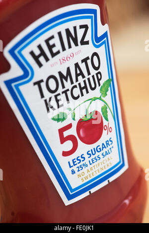 50 % de sucre en moins sur l'étiquette d'une bouteille de ketchup Heinz Banque D'Images