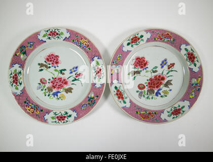 Belle paire de meubles anciens du 18ème siècle chinois Famille Rose assiettes en porcelaine peinte pour le centre avec pivoine et à la jante wit Banque D'Images