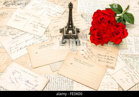 Roses rouges, vieilles lettres et de souvenirs de la Tour Eiffel de Paris. Fond vacances nostalgique Banque D'Images