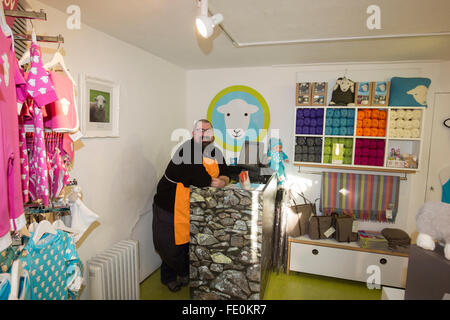 Grasmere, Cumbria, Royaume-Uni. 3 Février, 2016. L'Herdy Shop . Un site rare à Grasmere un commerçant - même s'il était personnellement inondée à son domicile de Kendal.L'Herdy Grasmere boutique est ouverte et accueillante pour les touristes. A591 1 mile au nord de Grasmere fermé par des inondations en décembre, la route n'est pas prévu d'ouvrir jusqu'à mai au plus tôt. Normalement, l'A591 transporter 6000/7000 voitures par jour. D' entreprises ont cessé de vendre des voyages en autocar à Grasmere pour les 4 mois à venir en raison de la fermeture de route Crédit : Gordon Shoosmith/Alamy Live News Banque D'Images