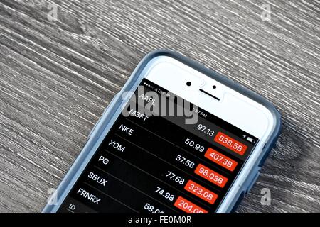 Affichage de l'iPhone d'Apple sur un marché boursier jour de correction du marché Banque D'Images