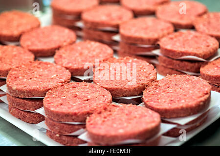 Plusieurs piles de fraîchement traitées matières pâtés de bœuf sur l'affichage à l'usine de traitement de la viande Banque D'Images
