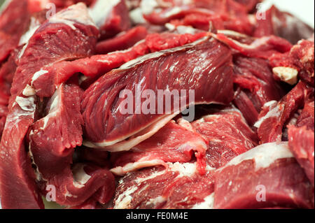 Close up of sections fraîchement coupées de boeuf rouge avec des morceaux de graisse blanche pour l'usine de traitement de la viande Banque D'Images