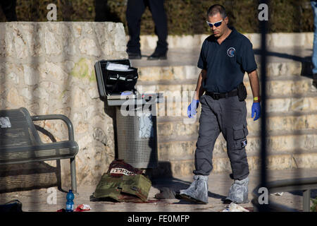 Jérusalem, la vieille ville de Jérusalem. 3, 2016. Un officier de police israélien inspecte la scène où trois Palestiniens ont été tués à la suite d'une attaque à la Porte de Damas, une entrée principale de la vieille ville de Jérusalem, le 3 février 2016. La police israélienne a dit qu'ils ont abattu trois Palestiniens mercredi qui gravement blessé deux femmes officiers de police israéliennes Proche-orient la vieille ville de Jérusalem. Source : Xinhua/JINI/Alamy Live News Banque D'Images