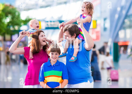 Famille voyageant avec des enfants. Les parents avec des enfants à l'aéroport international avec assurance. Banque D'Images