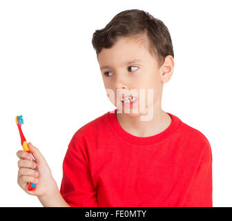 Jeune garçon à la façon de colère dans ses dents brush Banque D'Images