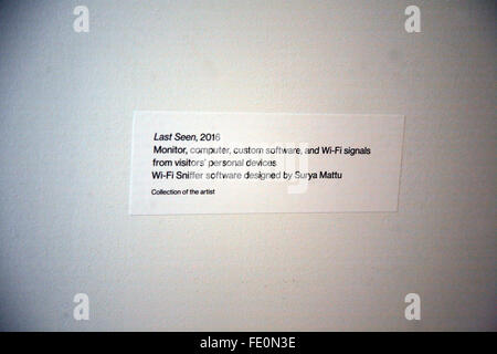 New York, NY, USA. 3 Février, 2016. Les visiteurs d'oeil à un affichage de données renifla à partir de leurs propres téléphones cellulaires, ordinateurs et appareils mobiles au bruit, l'Astro première exposition solo de l'artiste Laura Poitras au Whitney Museum of American Art à New York City le 3 février 2016. Plus tôt dans l'exposition Ces images sont capturées à l'insu de ceux portant sur la plate-forme. Crédit : Adam Stoltman/Alamy Live News Banque D'Images