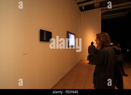 New York, NY, USA. 3 Février, 2016. Les visiteurs d'oeil à un affichage de données renifla à partir de leurs propres téléphones cellulaires, ordinateurs et appareils mobiles au bruit, l'Astro première exposition solo de l'artiste Laura Poitras au Whitney Museum of American Art à New York City le 3 février 2016. Plus tôt dans l'exposition Ces images sont capturées à l'insu de ceux portant sur la plate-forme. Crédit : Adam Stoltman/Alamy Live News Banque D'Images