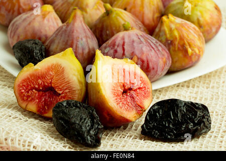 Groupe des figues et des prunes dans une assiette blanche Banque D'Images