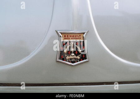 AJAXNETPHOTO - TRIEL, FRANCE - Constructeur automobile français Renault - FABRICANT DE MOTEUR LOCATION D'UN INSIGNE SUR RENAULT DAUPHINE de 1961. PHOTO:JONATHAN EASTLAND/AJAX. REF:CD6994 2 4 Banque D'Images