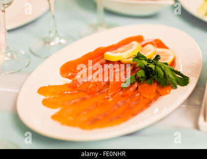 Filet de saumon cru frais avec du persil et du citron Banque D'Images