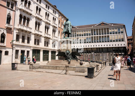 Campo Manin (place Manin) à Venise, dans le nord de l'Italie. Cette place a été entièrement reconstruite en 1869 après la destruction d'une église et d'un clocher. Banque D'Images