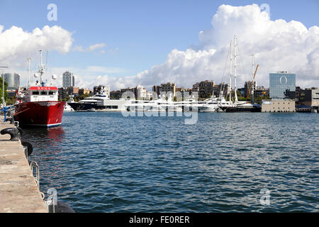 Image sélectionnée de l'emplacement autour de Port Vell vu ici, avec super yacht anchorage dans le lointain. Banque D'Images