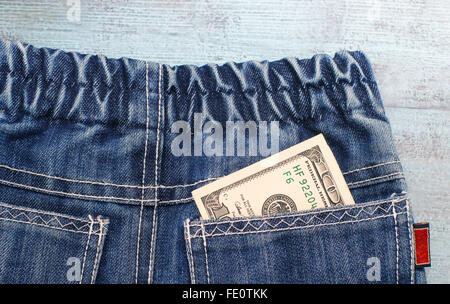 L'argent dans une poche arrière de jeans Banque D'Images