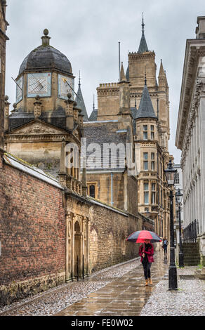 Sénat Chambre passage, Cambridge, Girl with umbrella Banque D'Images