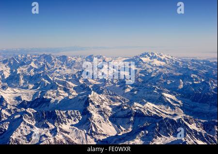 Alpes Suisses avec la neige, le Mont Rose et le Mont Cervin, l'Italien vallée du Po derrière, Suisse Banque D'Images