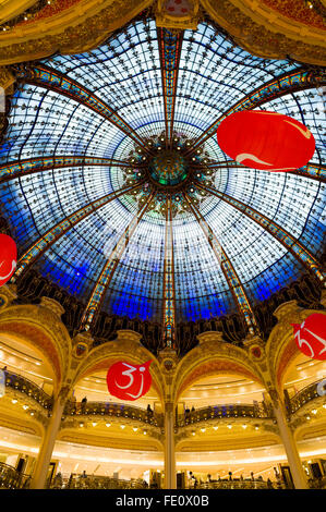 Plafonnier Art Nouveau, Galeries Lafayette, Paris, Ile-de-France, France Banque D'Images