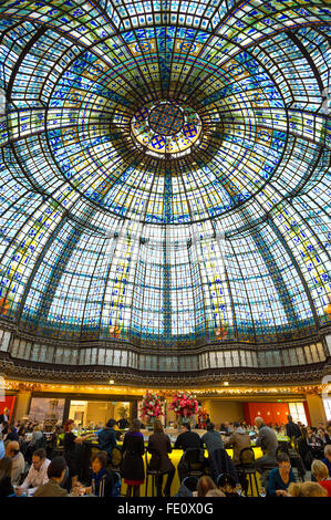 Restaurant avec coupole Art Nouveau, grand magasin Le Printemps, Paris, Ile-de-France, France Banque D'Images