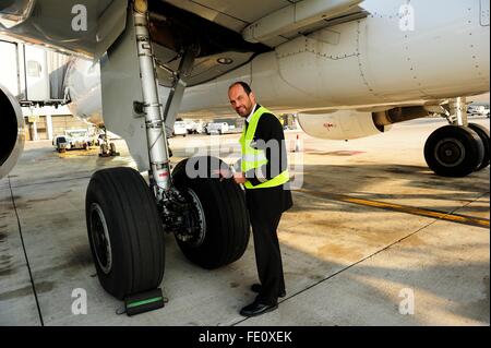 Contrôle des pneus pilote et du train, avion de passagers, l'Airbus A321 Banque D'Images