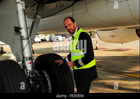 Contrôle des pneus pilote et du train, avion de passagers, l'Airbus A321 Banque D'Images