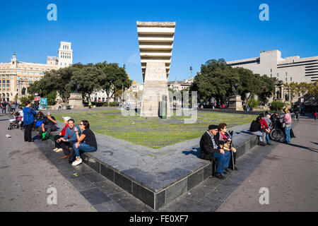 Les touristes assis près de monument à Francesc Macia sur la Plaça de Catalunya, Barcelone, Espagne Banque D'Images