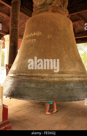 Tourist couple debout à l'intérieur de Mingun bell, région de Mandalay, Myanmar Banque D'Images