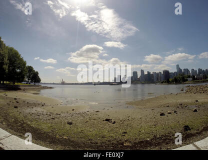 Une vue sur les toits de Vancouver à partir de la piste cyclable dans le Parc Stanley Banque D'Images