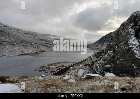 Ogwen congelé et le lac de montagne Tryfan Wales Banque D'Images