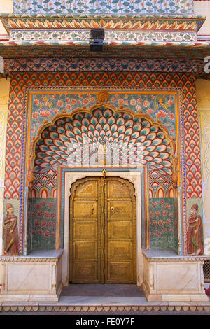 Dans Pitam Niwas Lotus Gate Chowk, Jaipur, Rajasthan City Palace, de l'Inde. Palais a été le siège du Maharaja de Jaipur, la tête o Banque D'Images