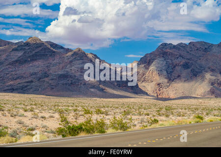 L'autoroute dans la Vallée de Feu State Park, Nevada du sud Banque D'Images