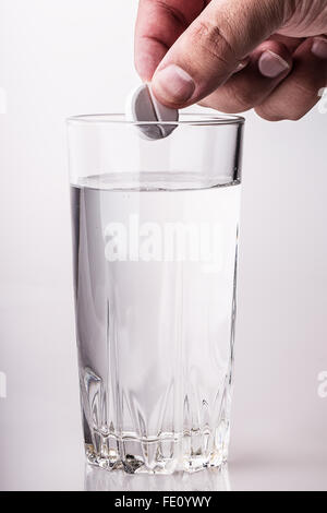 Comprimé verre de l'eau part isolé sur fond blanc Banque D'Images