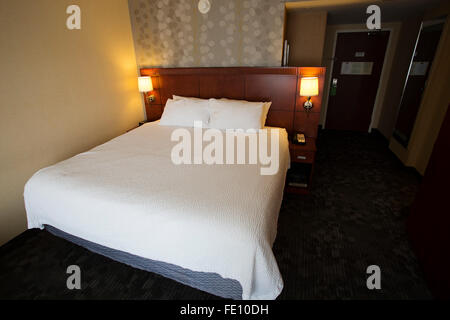 Dans la chambre d'hôtel Courtyard Marriott à Halifax, au Canada. La chambre dispose d''un lit king-size. Banque D'Images