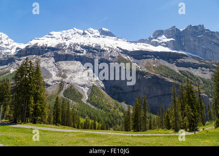 Magnifique vue des Alpes suisses et de prairies près de l'Oeschinensee (Oeschinen Lake), sur l'Oberland Bernois, Suisse Banque D'Images