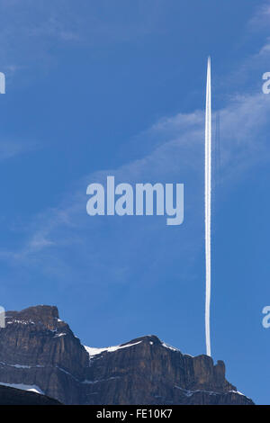 Traînée verticale d'un avion sur sommet de montagne en Suisse Banque D'Images