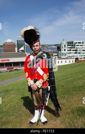 Un homme en uniforme de la 78e Highlanders à la Citadelle Fort (fort George) à Halifax, au Canada. Banque D'Images