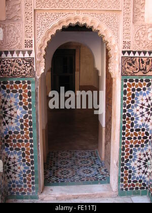 Modèle de GIRH et carrelage autour de porte à la Medresa Ben Youssef, Marrakech, Maroc Banque D'Images