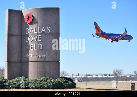 Dallas, Texas, USA. 06Th Feb 2016. Southwest Airlines un avion vole au-dessus de l'entrée de Love Field où les pilotes de Southwest Airlines qui protestaient silencieusement stand en face de l'entrée de l'aéroport. Crédit : Brian T./Humek Alamy Live News Banque D'Images