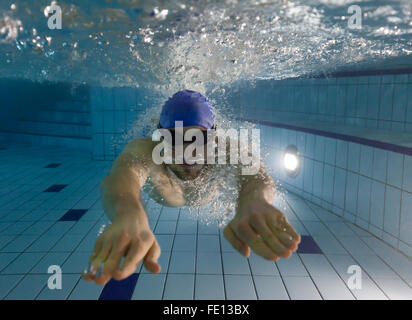 Jeune homme natation en piscine. Concept de mode de vie sain. La photographie sous-marine Banque D'Images