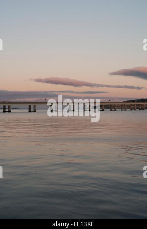 Pont routier à Tay à l'Est au coucher du soleil, Dundee, Écosse Banque D'Images