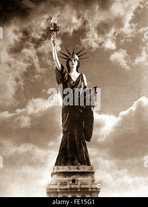 Statue de la liberté modèle pour la liberté d'obligations. À partir d'une photo de Mlle Francis Fairchild, un 1918 New York debutante Banque D'Images