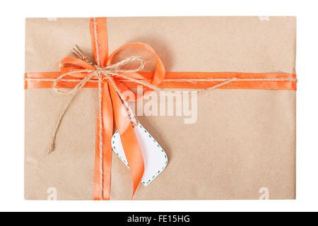 Boîte-cadeau ruban bow tag isolé sur fond blanc Banque D'Images