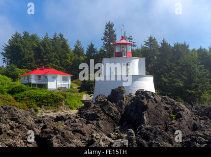 L'île de Vancouver, Colombie-Britannique : Amphitrite phare dans l'élimination de brouillard près de Ucluelet, sur l'île de Vancouver's Pacific Rim. Banque D'Images