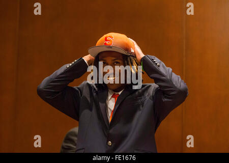 Tampa, Floride, USA. 3, 2016. Vous VRAGOVIC | fois.Plante High School's Scoop Bradshaw annonce qu'il assistera à Syracuse lors de la Journée nationale de signature à l'un endroit sur Buc Mercredi, 3 février 2016. © Vous Vragovic/Tampa Bay Times/ZUMA/Alamy Fil Live News Banque D'Images