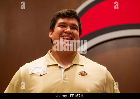 Tampa, Floride, USA. 3, 2016. Vous VRAGOVIC | fois.Plante High School's Felipe Fernandez annonce qu'il va à l'Université de l'Ohio au cours de la Journée nationale de signature à l'un endroit sur Buc Mercredi, 3 février 2016. © Vous Vragovic/Tampa Bay Times/ZUMA/Alamy Fil Live News Banque D'Images