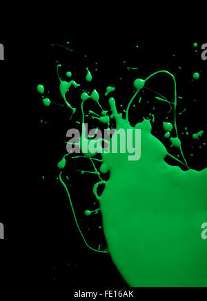 Splattered peinture verte sur un fond noir Banque D'Images