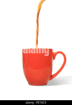 Studio shot de café est versé dans une tasse orange sur fond blanc Banque D'Images